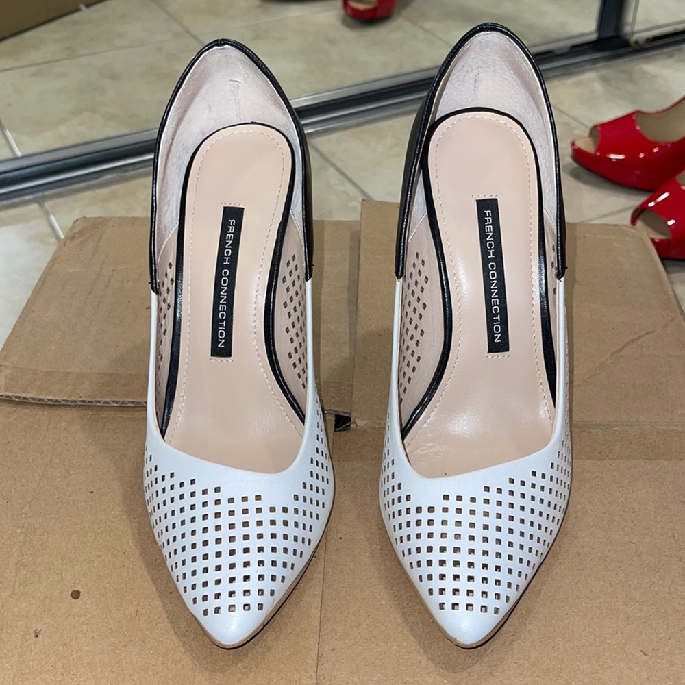 French Connection Black White
Maya 2 Pumps